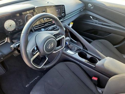 Used 2022 Hyundai Elantra SEL w/ Convenience Package FWD image 18