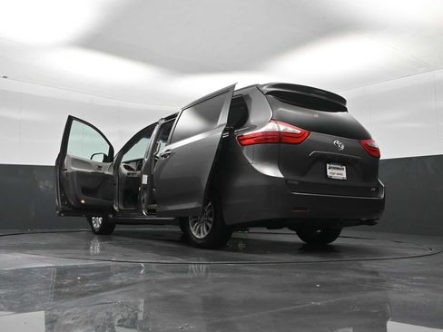 Used 2015 Toyota Sienna XLE image 36
