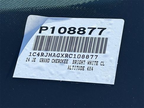 Used 2024 Jeep Grand Cherokee Altitude image 31