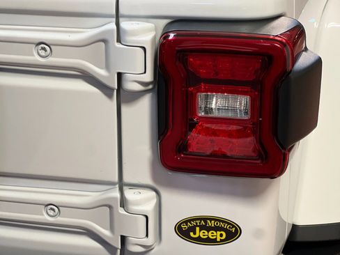 Used 2020 Jeep Wrangler Unlimited Sahara image 25