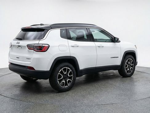 Used 2025 Jeep Compass Trailhawk AWD/4WD image 9