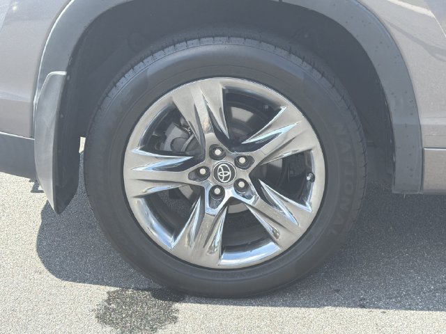 Used 2019 Toyota Highlander Limited Platinum AWD/4WD image 19