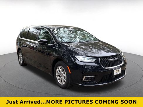 Used 2023 Chrysler Pacifica Touring-L image 1
