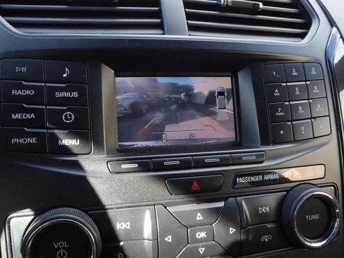 Used 2018 Ford Explorer XLT image 3