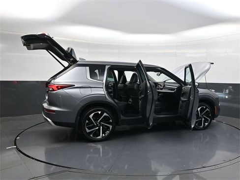 Used 2023 Mitsubishi Outlander SE image 39