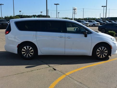 Used 2024 Chrysler Pacifica Limited FWD image 4