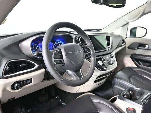 Used 2023 Chrysler Pacifica Touring-L FWD image 25