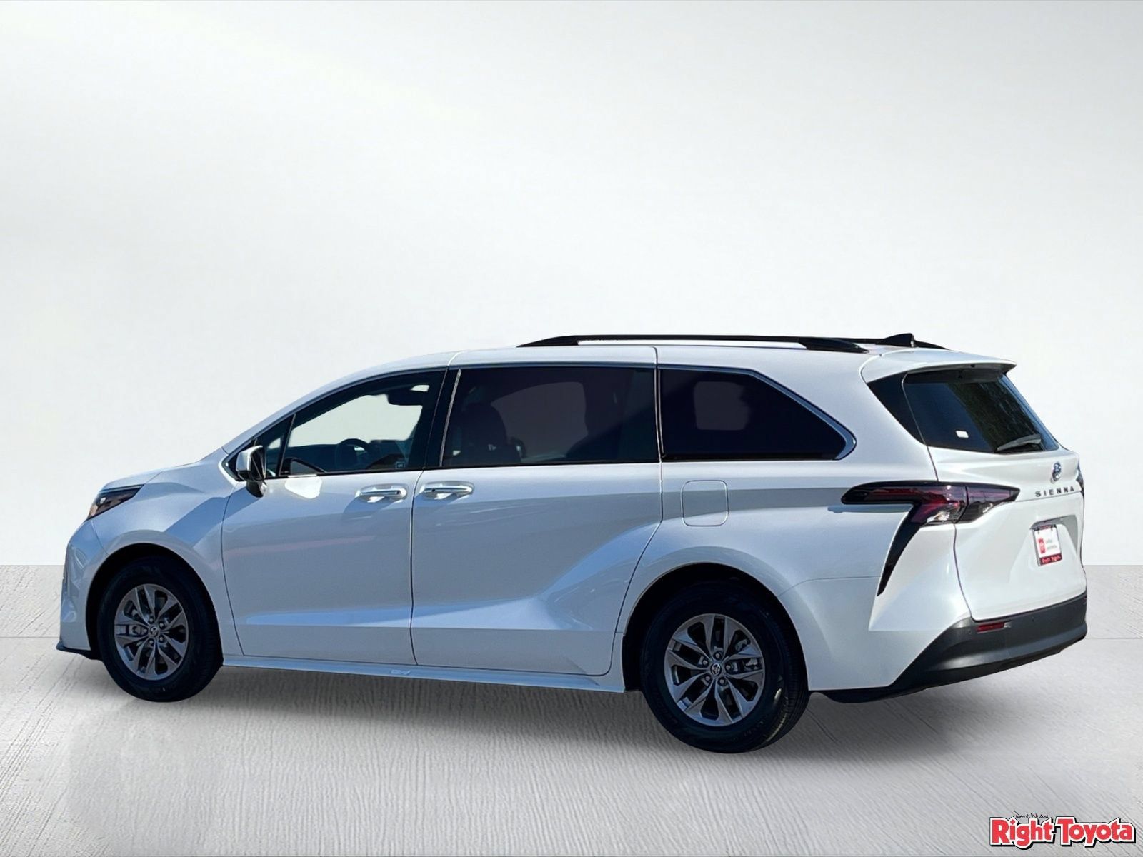 Certified 2024 Toyota Sienna XLE FWD image 5
