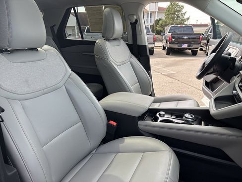 Used 2025 Ford Explorer Active w/ Active Comfort Package AWD/4WD image 18