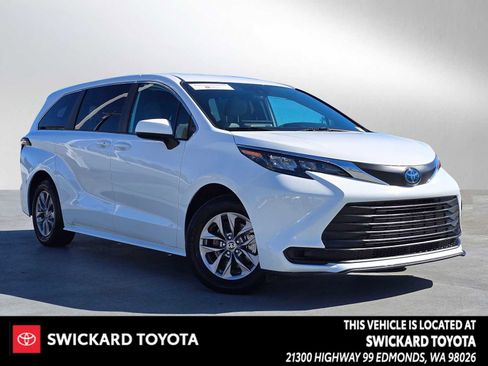 Certified 2025 Toyota Sienna LE image 1
