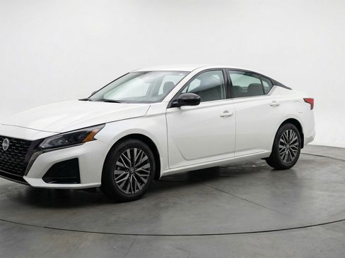 Used 2025 Nissan Altima 2.5 SV image 3
