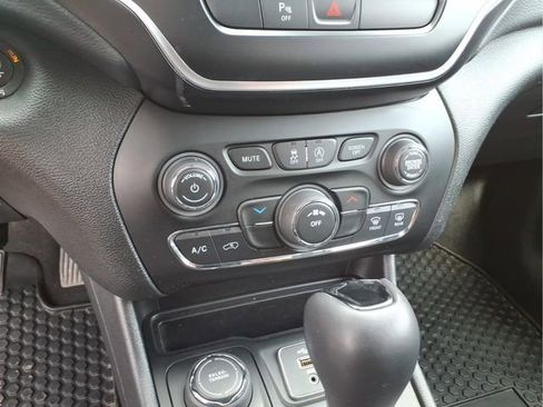 Used 2020 Jeep Cherokee Latitude Plus w/ Cold Weather Group AWD/4WD image 25