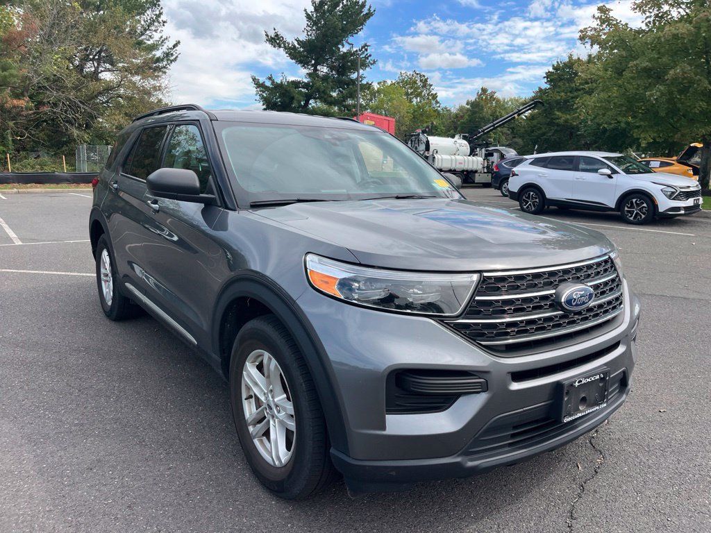 Used 2023 Ford Explorer XLT AWD/4WD image 3
