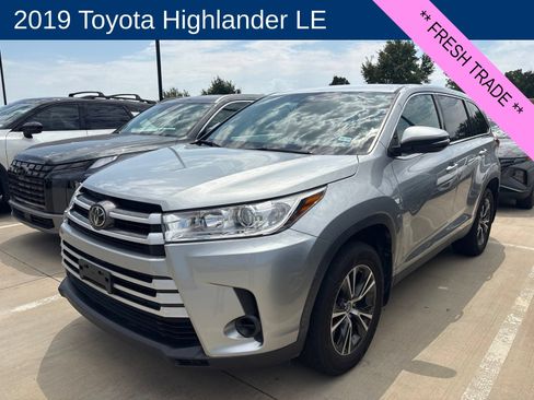 Used 2019 Toyota Highlander LE FWD image 1