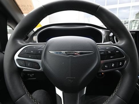 Used 2025 Chrysler Pacifica Select FWD image 17
