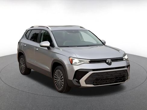 Used 2025 Volkswagen Taos SE FWD image 3