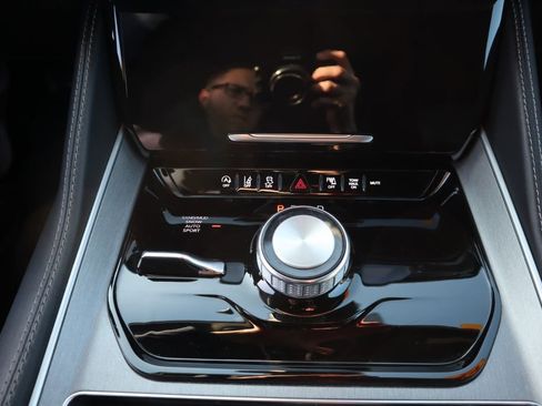 Used 2025 Jeep Wagoneer L Series II w/ 8-pass Seating Package image 17