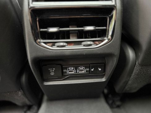 Used 2023 Jeep Grand Cherokee Limited AWD/4WD image 29