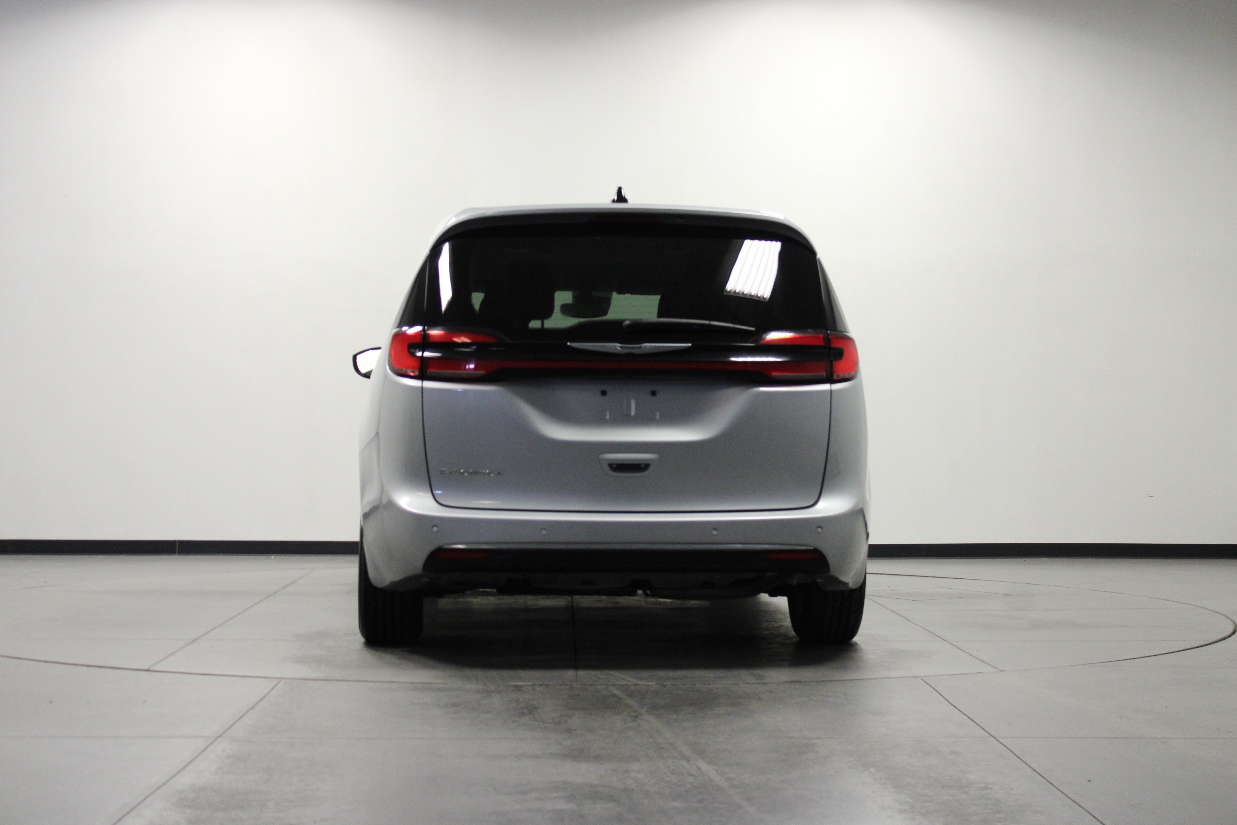 Used 2023 Chrysler Pacifica Touring-L FWD image 5