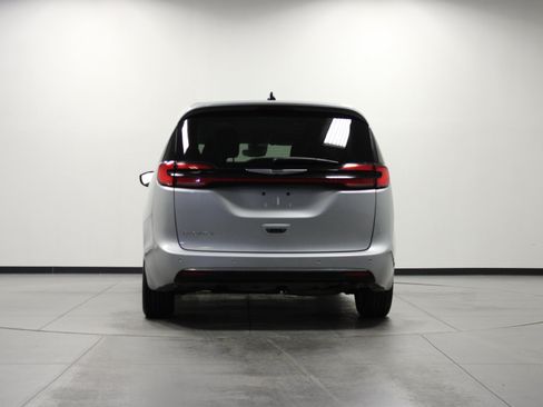 Used 2023 Chrysler Pacifica Touring-L FWD image 5