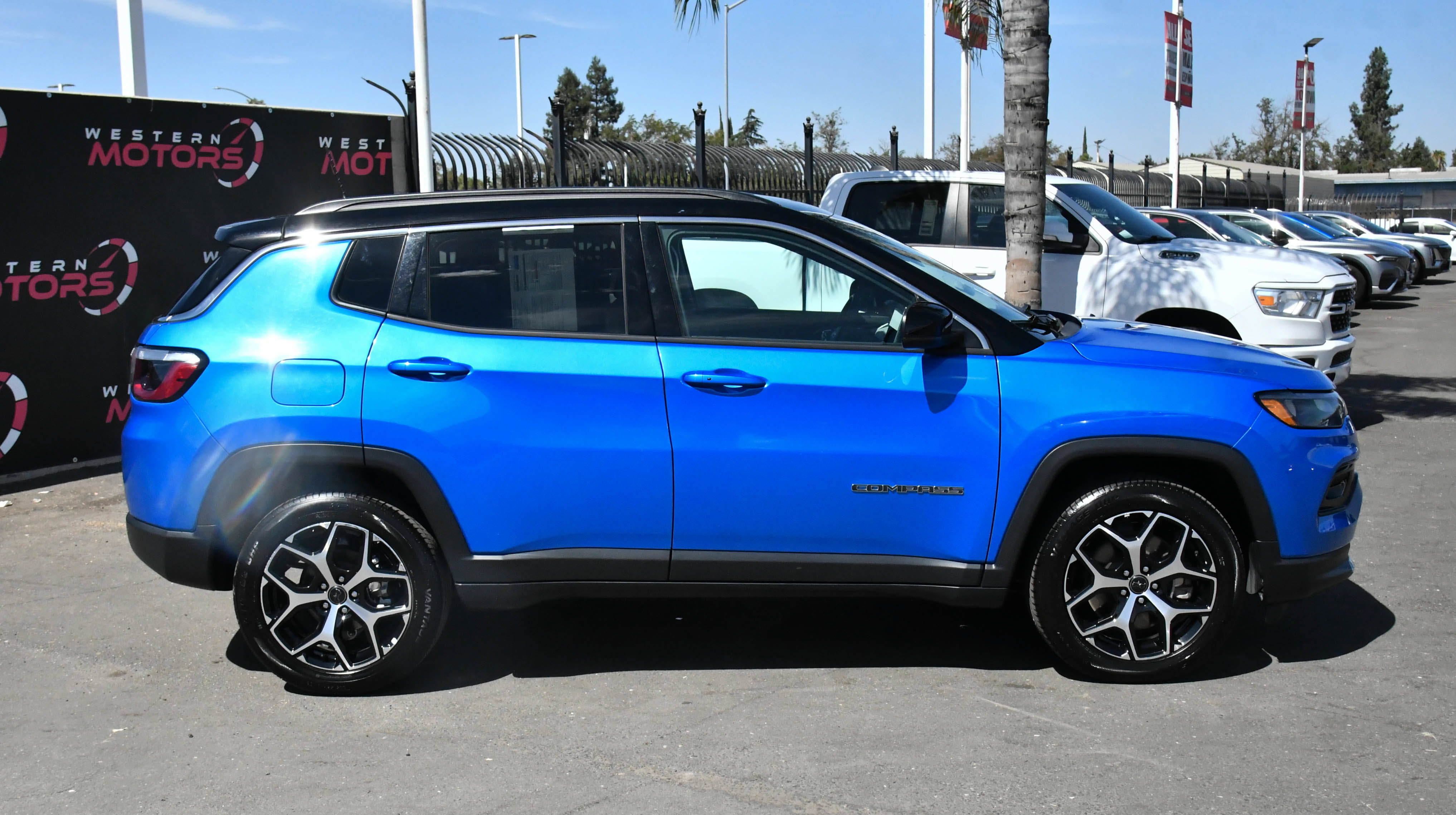 Used 2025 Jeep Compass Limited AWD/4WD image 9