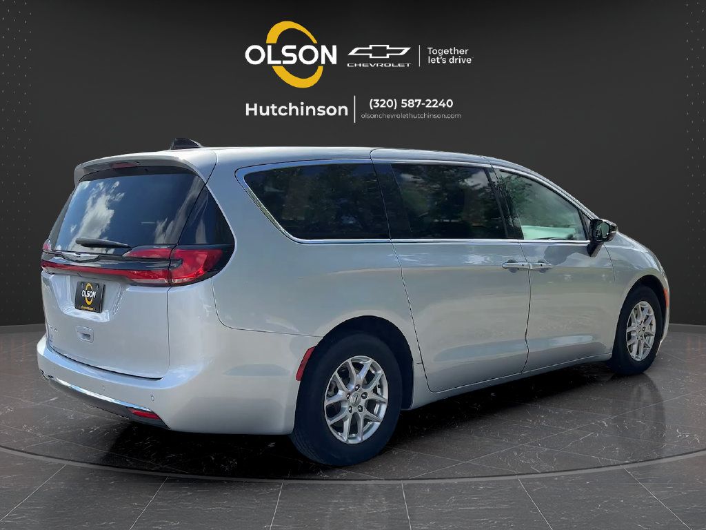 Used 2024 Chrysler Pacifica Touring-L FWD image 5