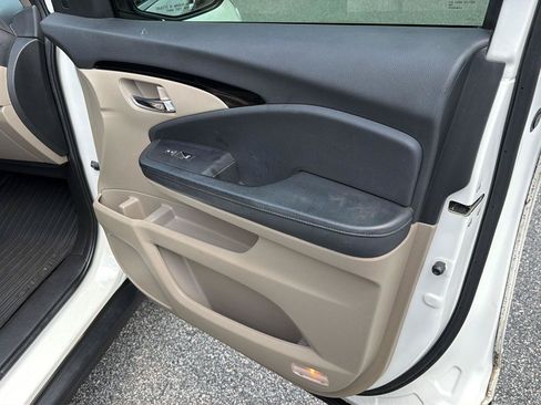 Used 2019 Honda Pilot Touring image 16