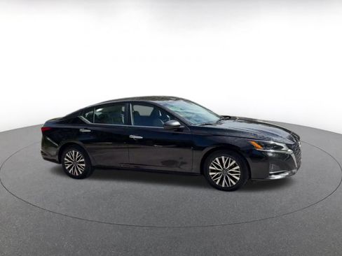 Used 2025 Nissan Altima 2.5 SV FWD image 2
