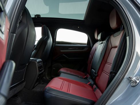 Certified 2025 Porsche Cayenne S image 40