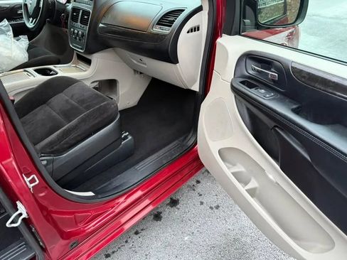 Used 2014 Dodge Grand Caravan SXT image 17
