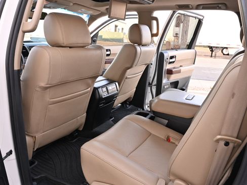 Used 2014 Toyota Sequoia Platinum image 15