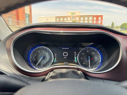 Used 2017 Chrysler Pacifica Limited w/ UConnect Theater Package FWD image 35
