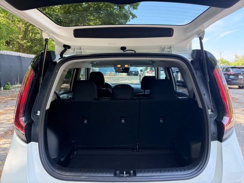 Used 2025 Kia Soul LX w/ LX Technology Package FWD image 29