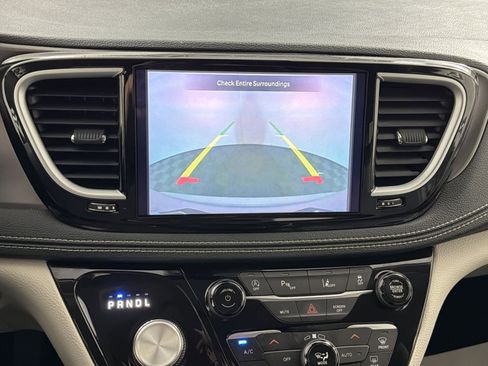 Used 2022 Chrysler Pacifica Touring-L image 19