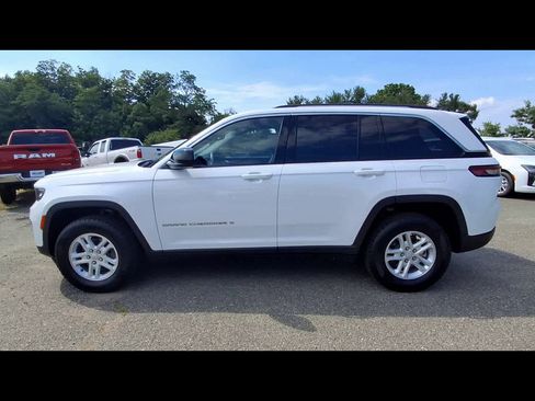 Used 2023 Jeep Grand Cherokee Laredo w/ Luxury Tech Group I AWD/4WD image 5