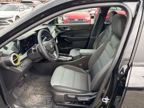 Used 2025 Chevrolet Trax LT w/ Sunroof Package image 17