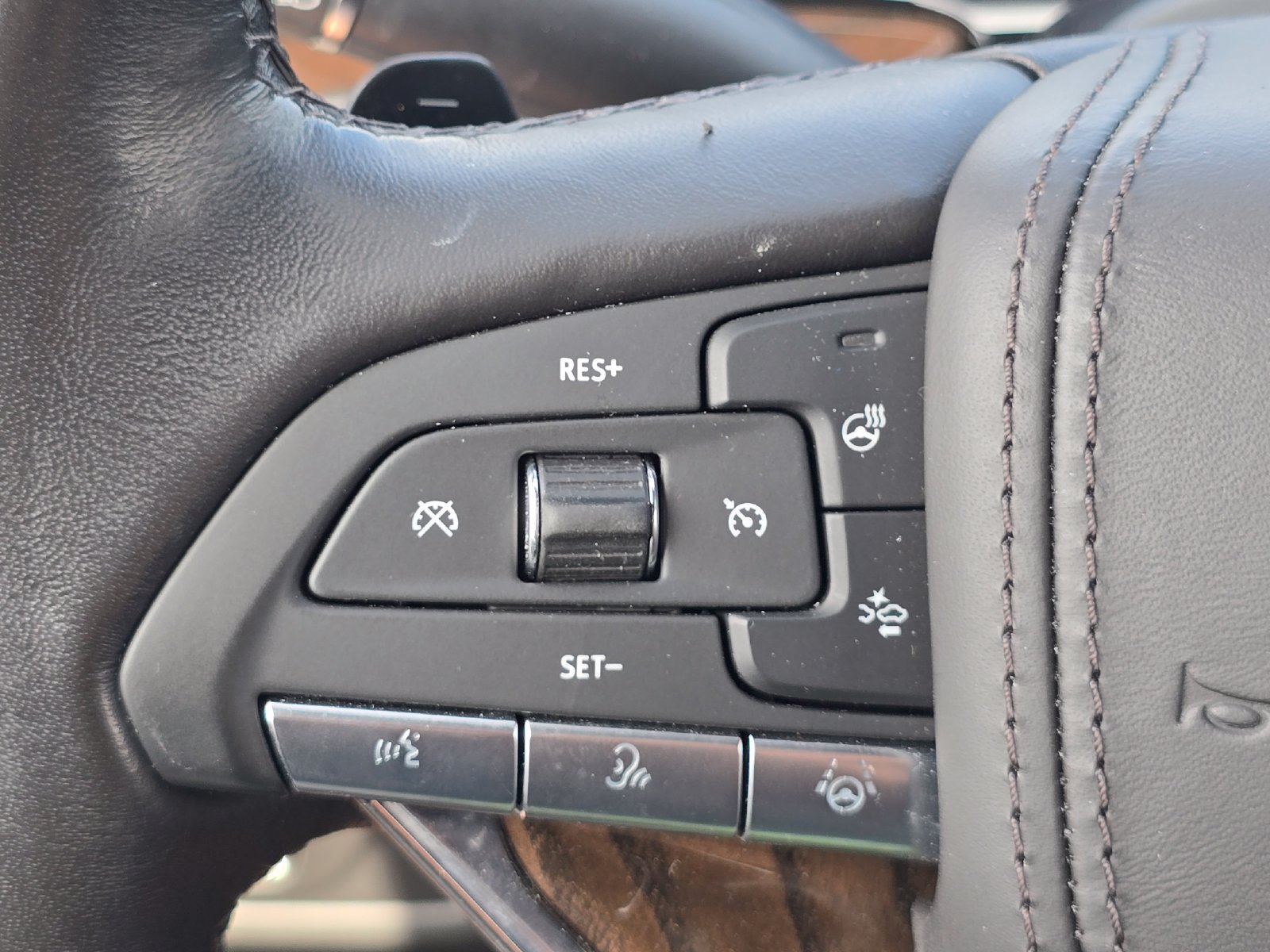 Used 2023 Cadillac Escalade ESV Premium Luxury Platinum w/ LPO, Floor Liner Package AWD/4WD image 36
