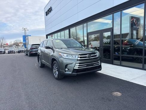 Used 2018 Toyota Highlander XLE image 1