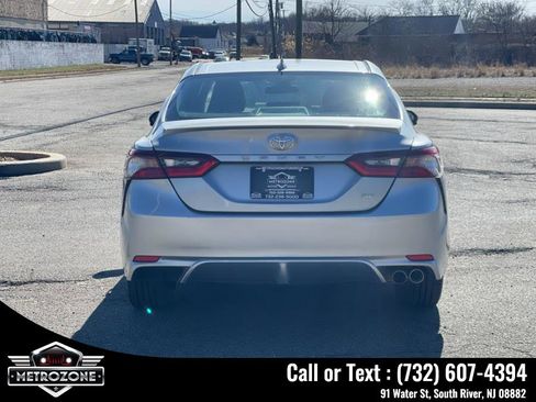 Used 2021 Toyota Camry SE image 5