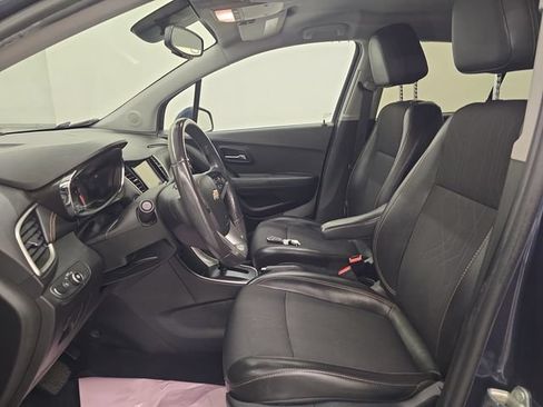 Used 2018 Chevrolet Trax LT w/ LT Convenience Package FWD image 19
