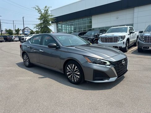 Used 2025 Nissan Altima 2.5 SV FWD image 1