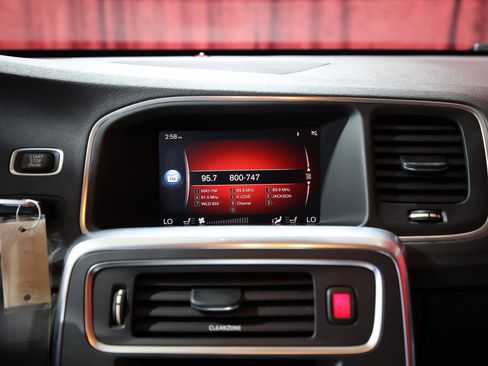 Used 2018 Volvo S60 T5 Inscription image 18