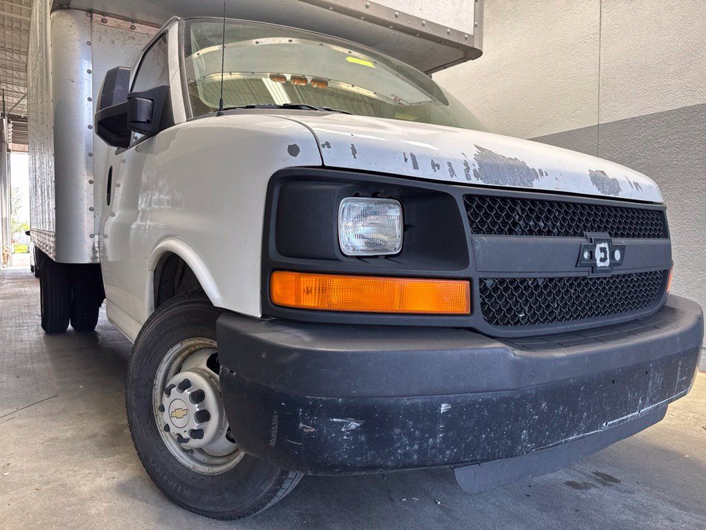 Used 2011 Chevrolet Express 3500 Extended RWD image 2