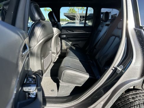 Used 2022 Jeep Grand Cherokee Overland AWD/4WD image 4