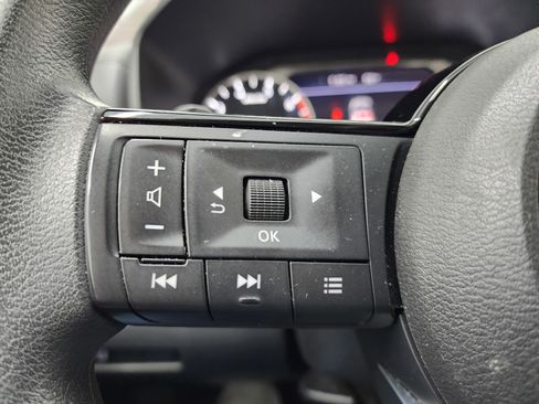 Used 2023 Nissan Rogue SV image 17