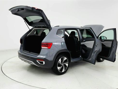 Used 2024 Volkswagen Taos SE AWD/4WD image 11
