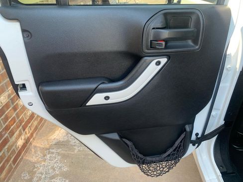 Used 2015 Jeep Wrangler Unlimited Sahara AWD/4WD image 19