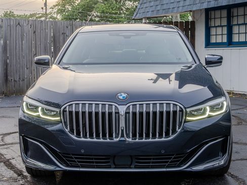 Used 2020 BMW 750i xDrive w/ Executive Package image 2