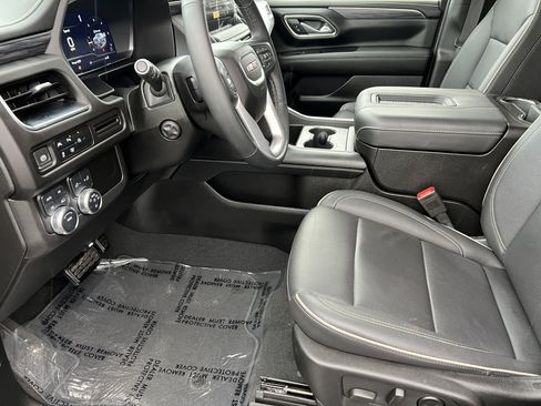 Used 2024 GMC Yukon SLT w/ SLT Luxury Package image 15