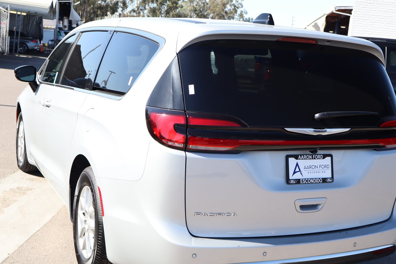 Used 2026 Chrysler Pacifica Select FWD image 16